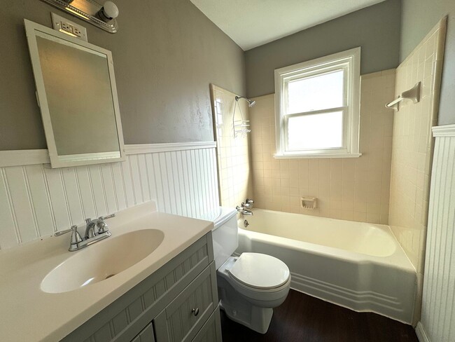 Building Photo - Adorable two bedroom one bathroom home loc...