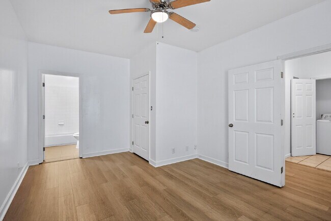 Building Photo - Cozy bungalow close to everything