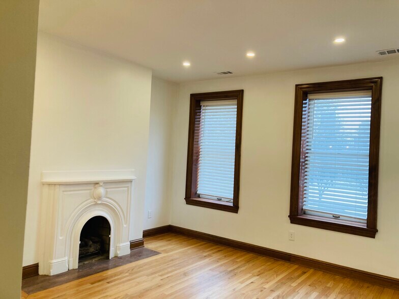 Building Photo - 104 E North Ave