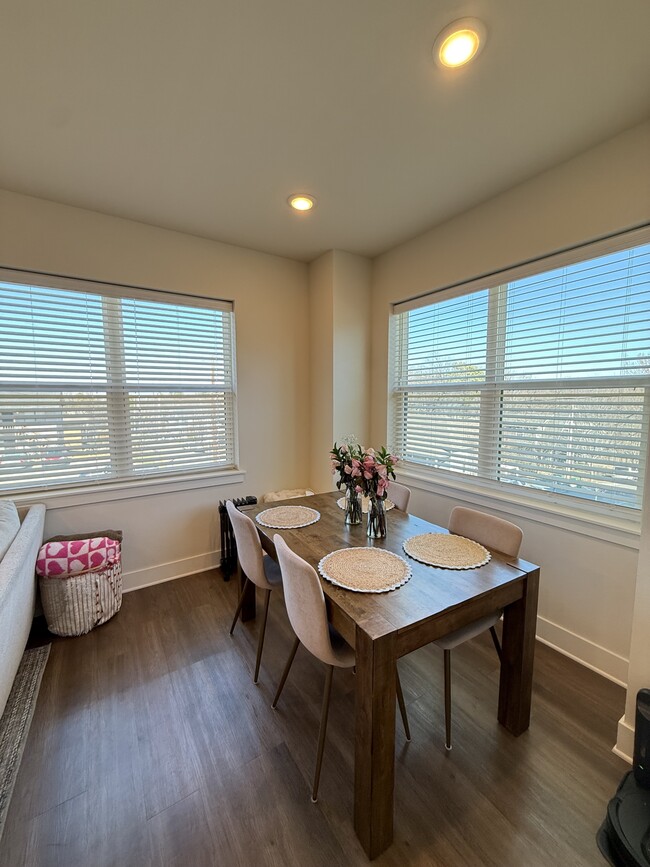 Building Photo - 707 Whitham Ave