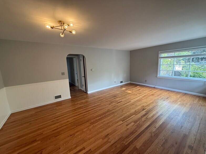 Building Photo - 411 S Coeur Dalene St