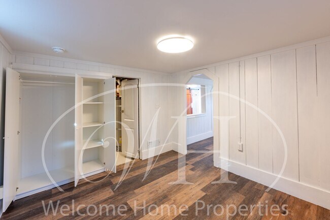 Building Photo - 1011 Waverly St