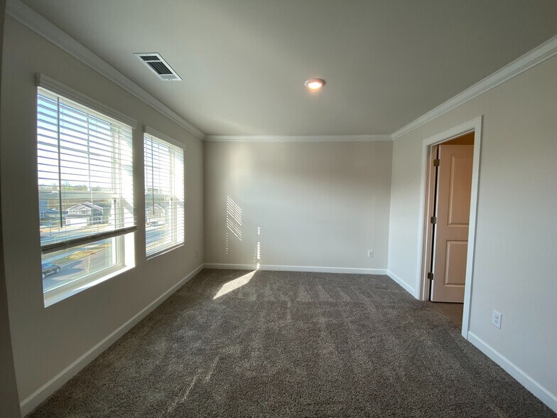 Building Photo - Room in Townhome on Tears Ln