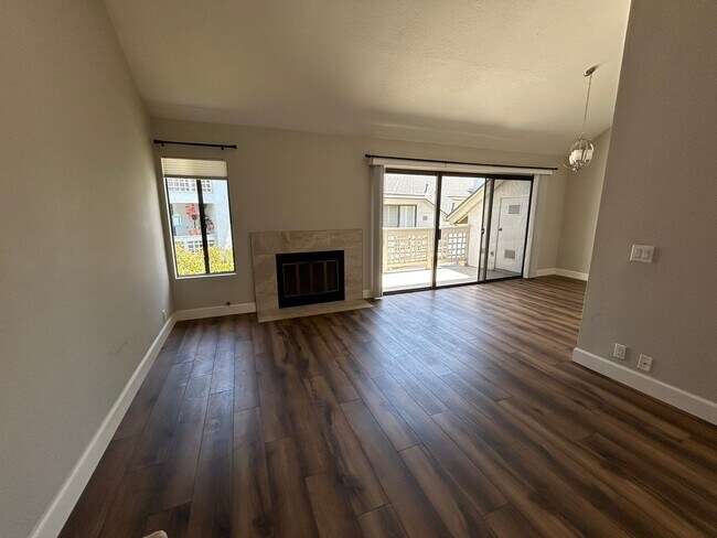 Building Photo - 1 Bedroom Condo West of I-5 in Del Mar