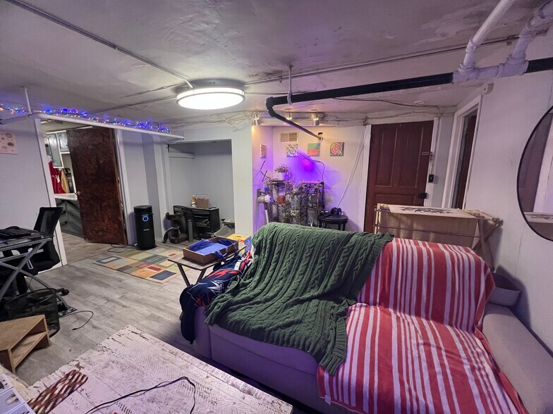 Building Photo - 1620 W Thome Ave