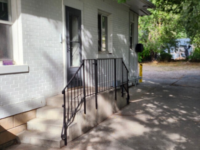 Building Photo - 2424 Jackson Ave