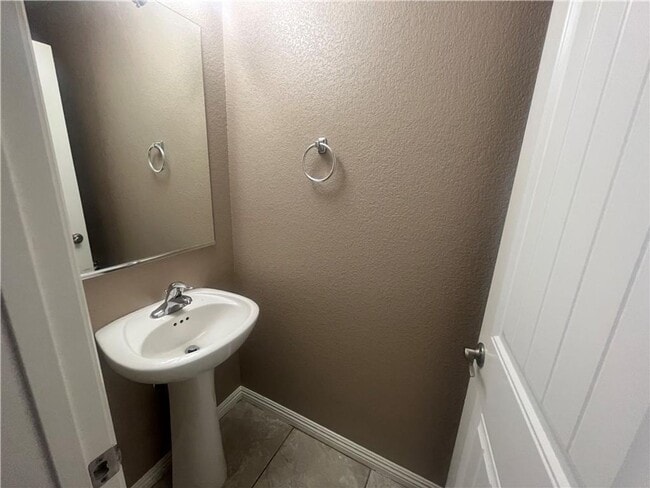 Building Photo - Move in Ready 2 Story 3 bedroom home SW