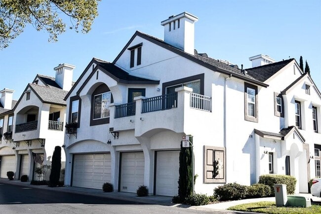 Building Photo - 2 Bedroom 2 Bath Condo with attached garage!