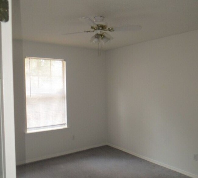 Building Photo - Easy access to shopping & interstate!