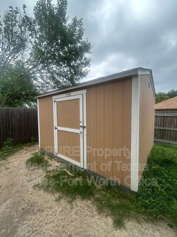 Building Photo - 5945 Ravenya St