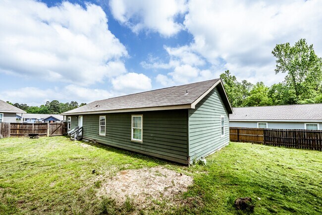 Building Photo - 108 Varsity Dr