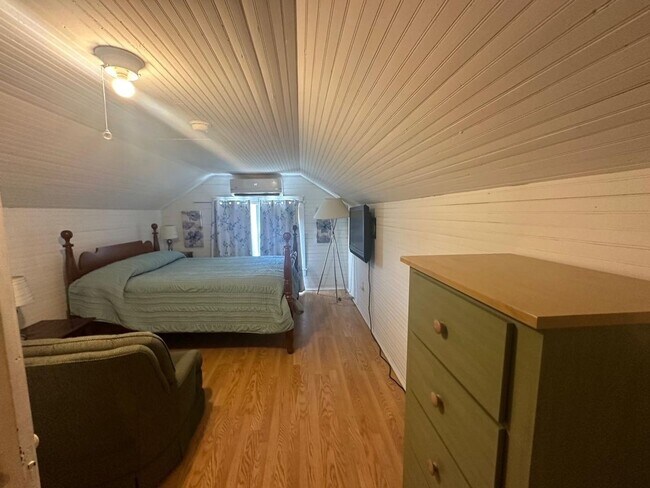 Building Photo - Salem Charm!