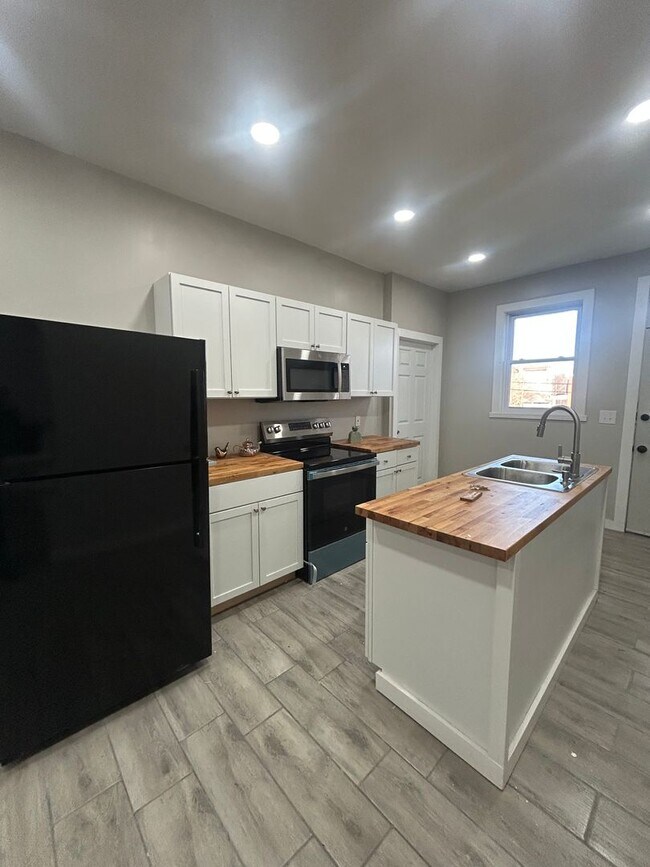 Building Photo - 320 Maclay St