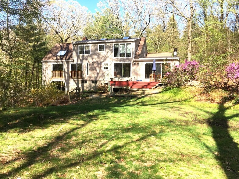 Building Photo - 18 Pequot Rd