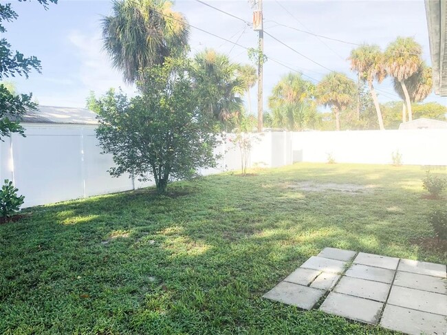 Building Photo - 8153 Boca Grande Ave