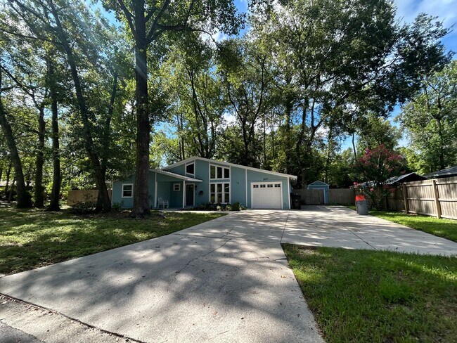 Primary Photo - Dream home awaits: stunningly updated 3 be...