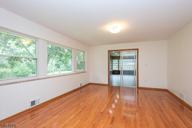 Building Photo - 681 Easton Ave