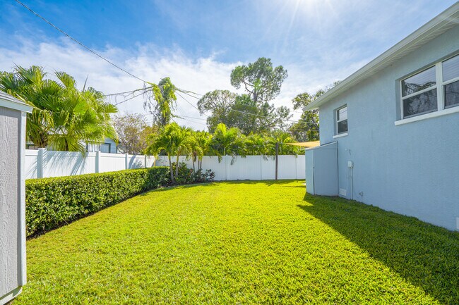 Building Photo - 4420 W Fair Oaks Ave