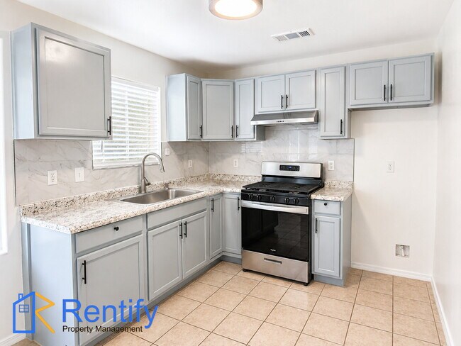 Building Photo - 3-Bed, 2-Bath in North Bakersfield – Only for $1,495