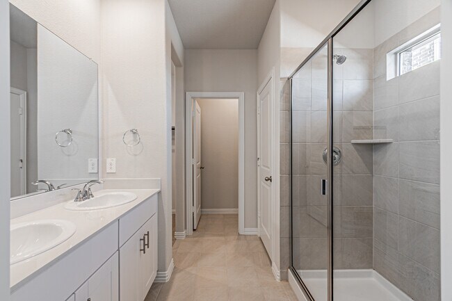 Building Photo - 801 Leavenworth Dr