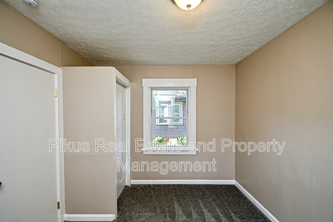 Building Photo - 1328 Struble Ave NE