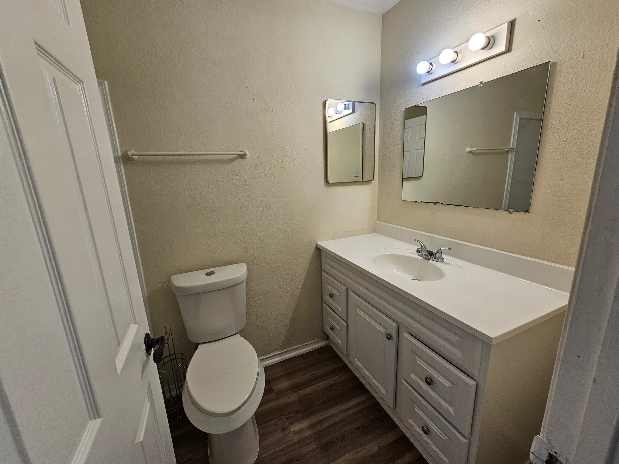 Building Photo - 1006 S Plains Park Dr