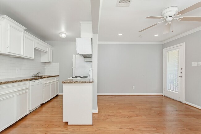 Building Photo - 4931 Junius St