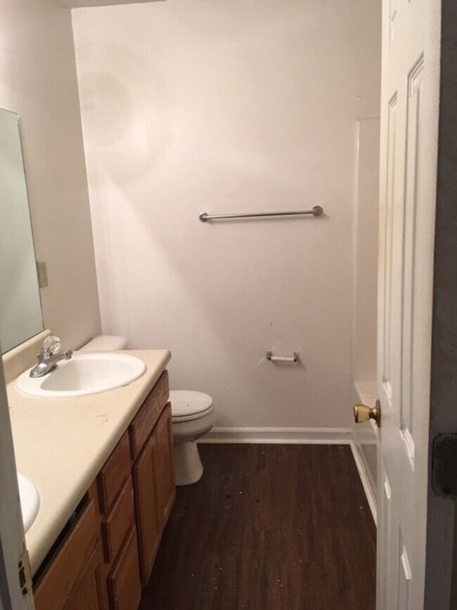 Building Photo - Knoxville 37920 - 2 bedroom, 1.5 bath town...