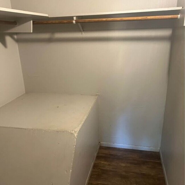 Building Photo - 2440 Almandor Cir