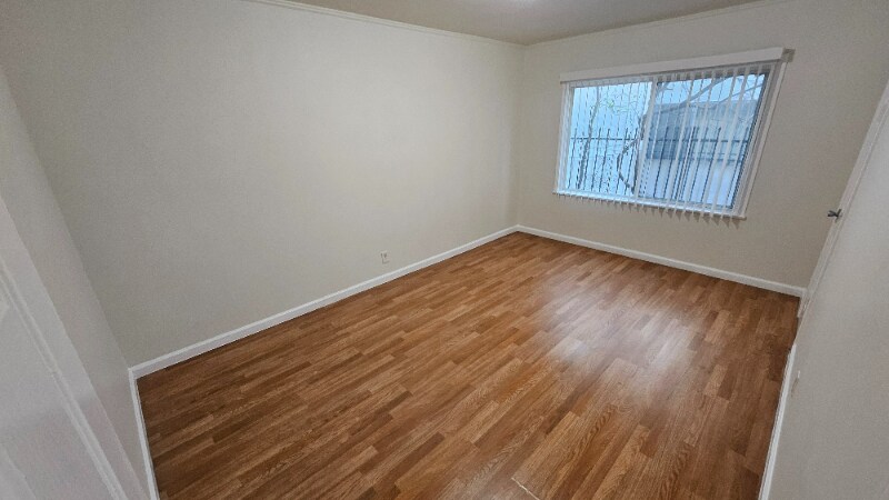 Building Photo - 915 S Ardmore Ave