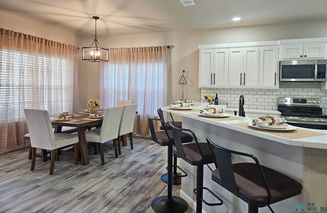 Building Photo - 510 W Dallas Ave