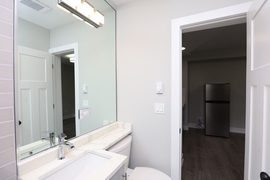 Building Photo - 510 W Belmont Ave