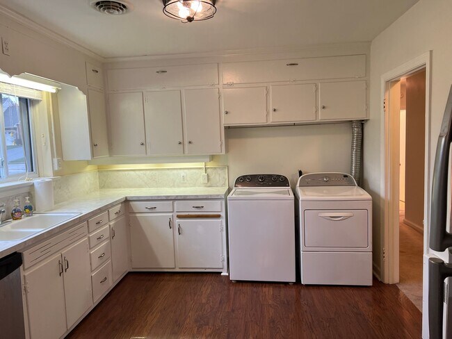 Building Photo - 405 Hemlock Dr SE