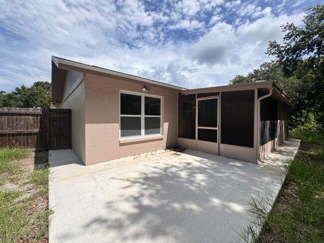 Building Photo - Fully Renovated Palm Harbor Home