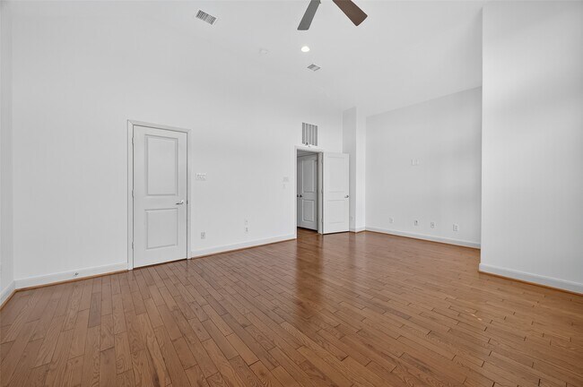 Building Photo - 5018 Lillian St