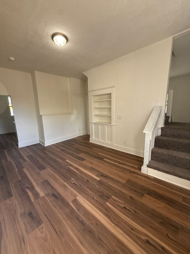 Building Photo - 3 bedroom/2 bath house