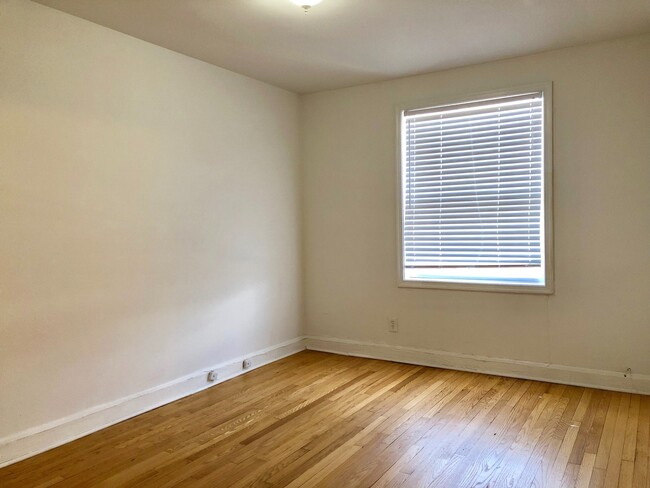 Building Photo - Updated 3 Bedroom Townhome - Edmondson/Hun...