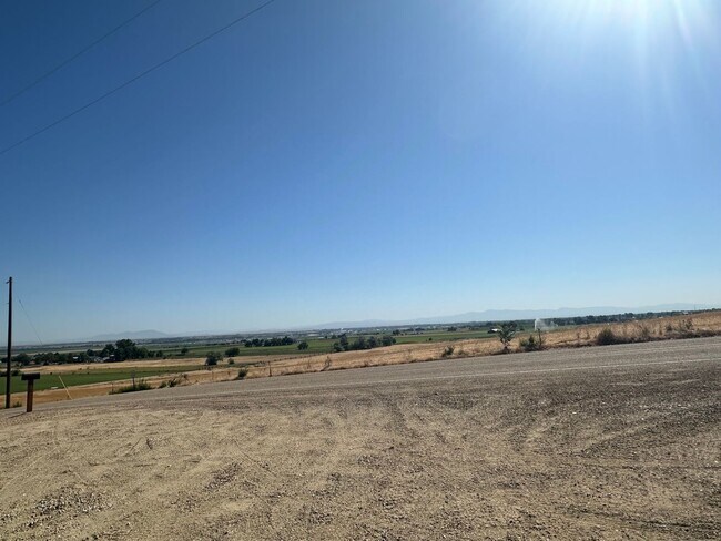 Building Photo - 2 bed, 1 Bath, 1 Car Garage, - Modern Insi...