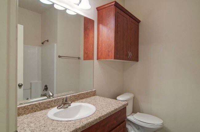 Building Photo - Immediate Move in! HUGE 3/3 duplex just Mi...