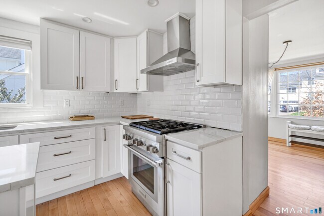 Building Photo - 855 Riverside Dr