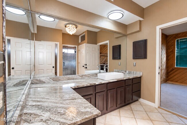 Building Photo - 6520 Grand Ridge Dr