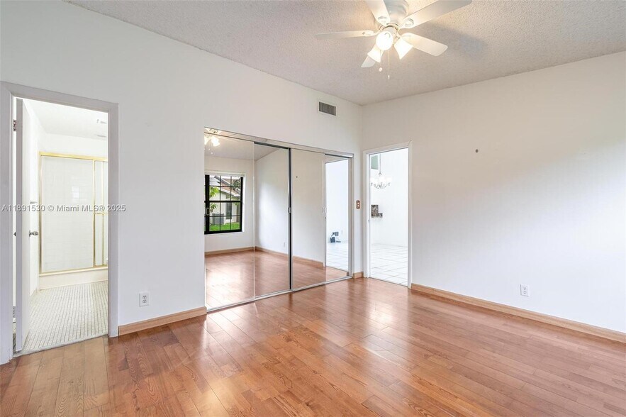 Building Photo - 5442 Lakewood Cir S