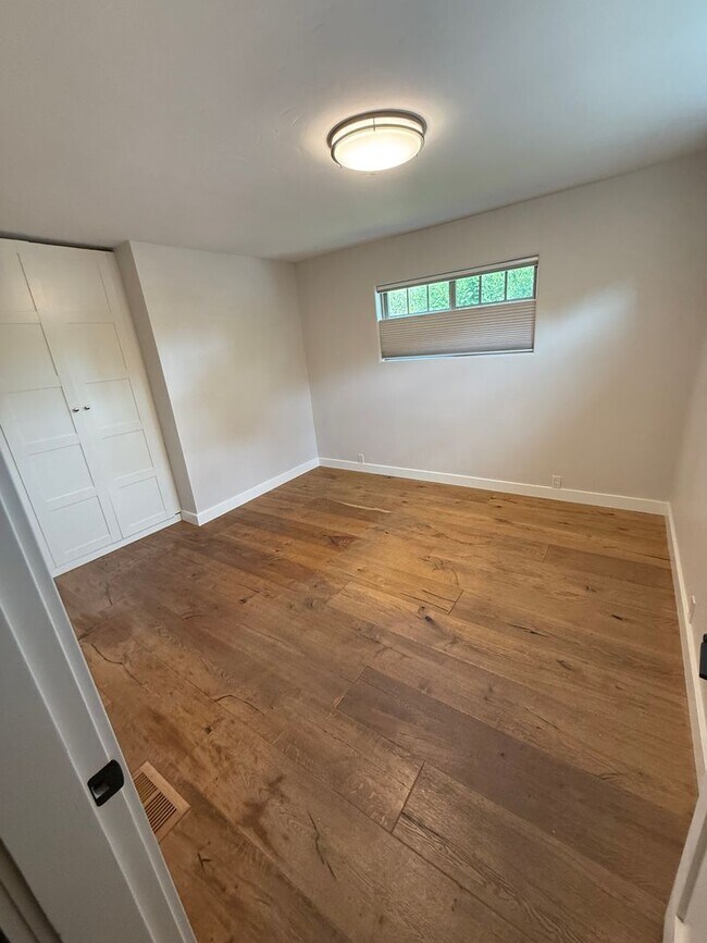 Building Photo - Downtown Craftsman, 3 Bedroom, Air Conditi...