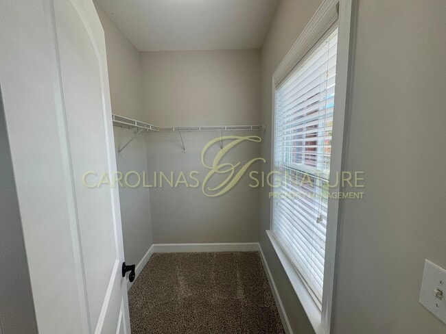 Building Photo - Move-In Ready Family Home. Prime Location,...