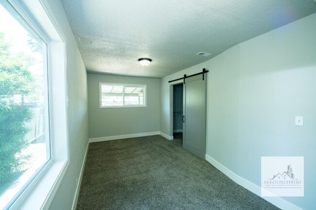 Building Photo - 1136 E Griffith Way