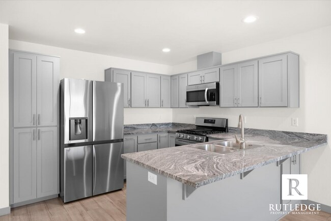 Building Photo - Gorgeous! Brand New 3 Bedroom 2.5 Bath Tow...