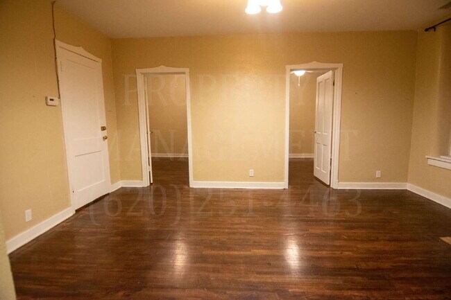 Building Photo - Cute Upstairs 2-Bed Apartment located down...