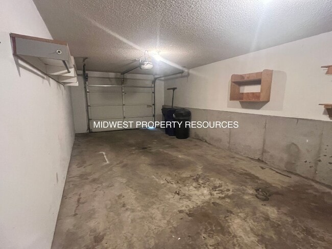 Building Photo - Large 2 Bedroom/1 Bath Duplex in Lee's Summit