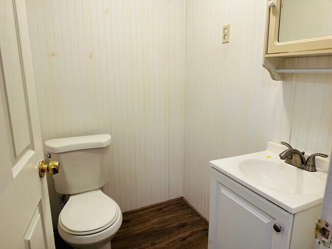 Building Photo - 5-Bed/2.5-Bath Rental by the Colorado River and Marina Proximity and Shopping Convenience!