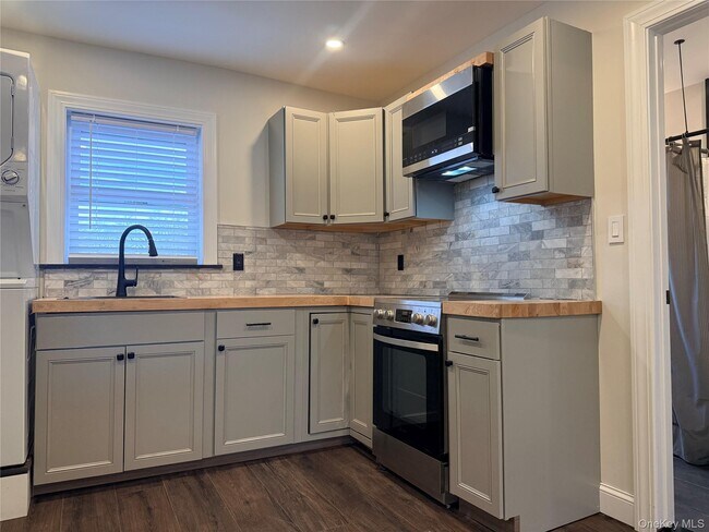 Building Photo - 247 Main St